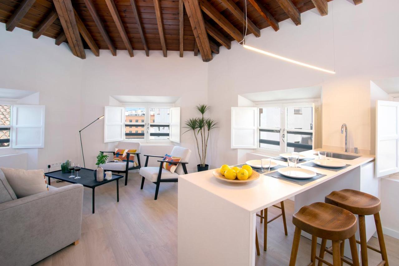 Apartamentos Thyssen Cisneros By Rent Me Malaga Luaran gambar