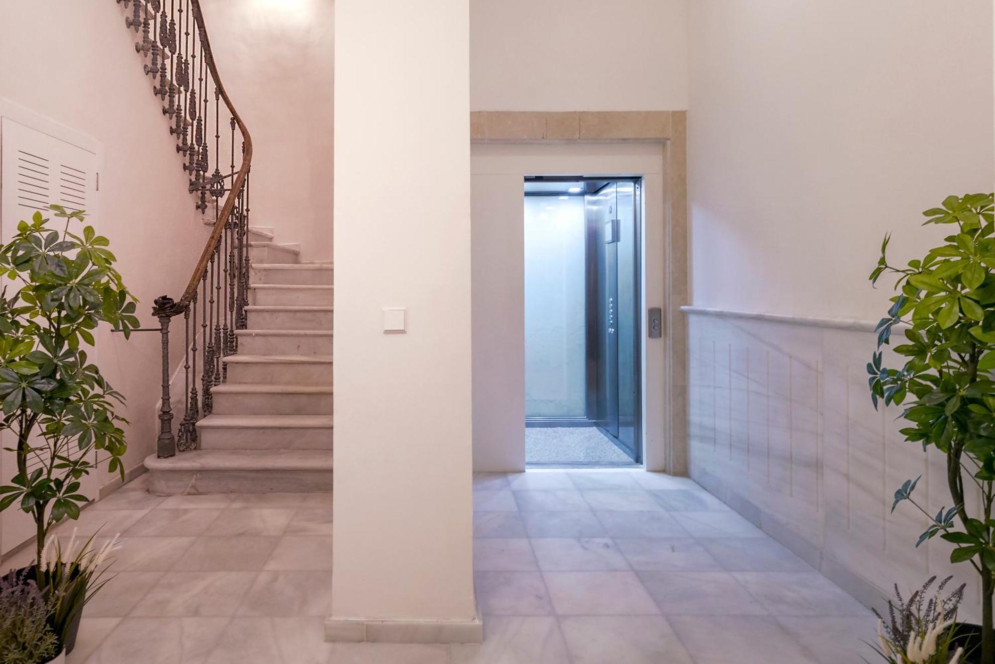 Apartamentos Thyssen Cisneros By Rent Me Malaga Luaran gambar
